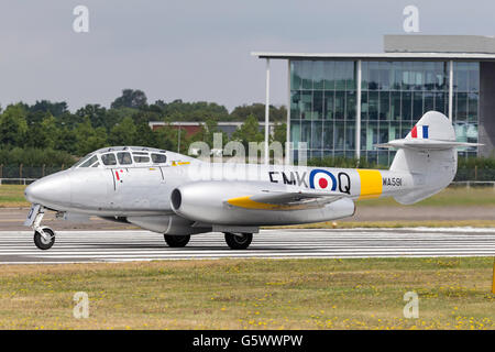 L'ancien Royal Air Force Gloster Meteor T7 jet vintage warbird G-BWMF au Farnborough International Airshow. Banque D'Images