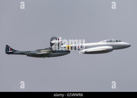 Gloster Meteor T7 G-BWMF volant en formation avec un de Havilland Vampire au Farnborough International Airshow. Banque D'Images