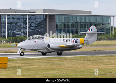 L'ancien Royal Air Force Gloster Meteor T7 jet vintage warbird G-BWMF au Farnborough International Airshow. Banque D'Images