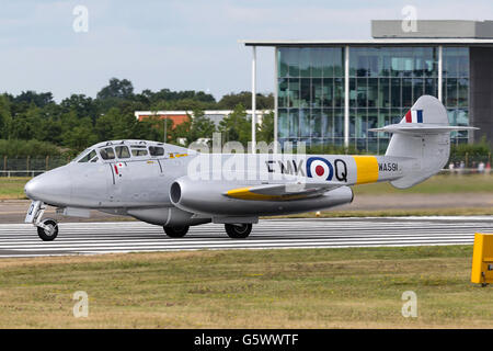 L'ancien Royal Air Force Gloster Meteor T7 jet vintage warbird G-BWMF au Farnborough International Airshow. Banque D'Images