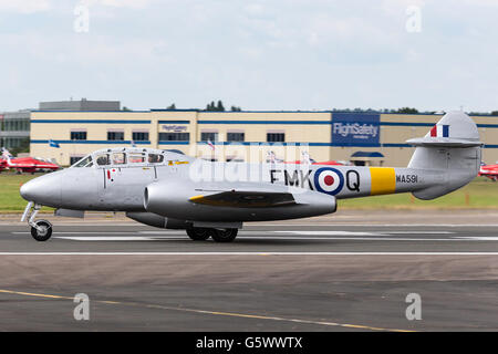 L'ancien Royal Air Force Gloster Meteor T7 jet vintage warbird G-BWMF au Farnborough International Airshow. Banque D'Images