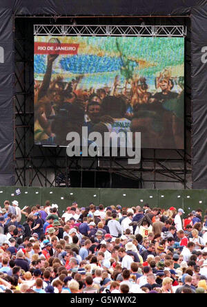 Les foules regardent le Brésil gagner le match de finale de la coupe du monde 2002 contre l'Allemagne, qui a été montré sur des écrans géants à côté de la Pyramid Stage, au cours de la dernière journée du Glastonbury Festival à Pilton, Somerset. Banque D'Images