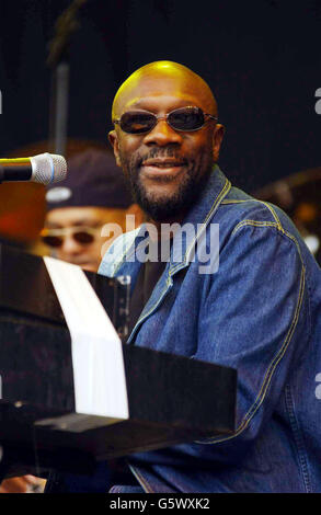 Isaac Hayes se produit sur la Pyramid Stage, au cours de la dernière journée du Glastonbury Festival à Pilton. Banque D'Images