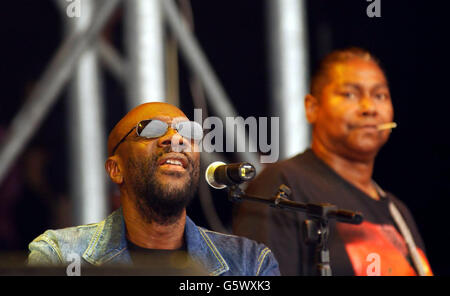 Isaac Hayes (à gauche) se produit sur la Pyramide Stage, au cours de la dernière journée du Glastonbury Festival à Pilton, Somerset. Banque D'Images