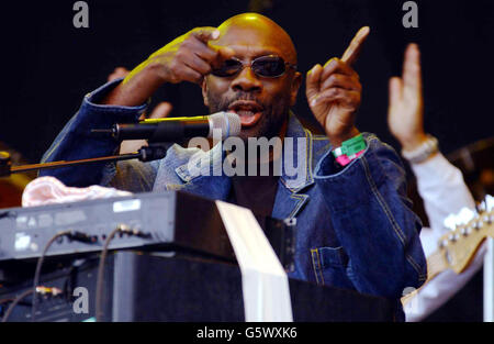 Isaac Hayes joue à Glastonbury.Isaac Hayes se produit sur la Pyramid Stage, au cours de la dernière journée du Glastonbury Festival dans le Somerset. Banque D'Images