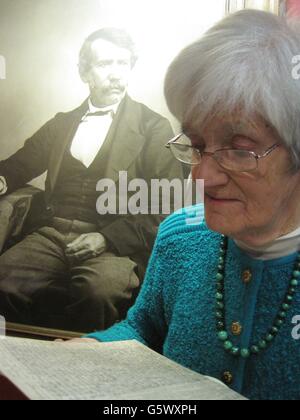 Elspeth Murdoch, arrière-petite-fille de l'explorateur et missionnaire de renommée mondiale Dr David Livingstone regardant au Centre David Livingstone de la National Trust for Scotland à Blantyre, dans le Lanarkshire du Sud, un journal de son ancêtre renommé, jamais vu auparavant par le public, avant le 200e anniversaire de sa naissance. Banque D'Images