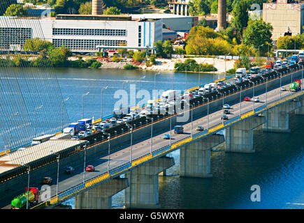 Vue sur Pivdennyi (Sud) pont à Kiev, Ukraine. Banque D'Images