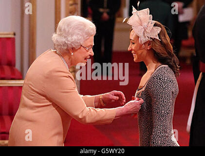 Jessica Ennis reçoit la médaille de son commandant de l'Empire britannique (CBE) de la reine Elizabeth II lors de la cérémonie d'investiture à Buckingham Palace, Londres. Banque D'Images