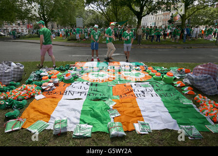 République d'Irlande fans regarder la marchandise à vendre à Lille avant l'Euro 2016, Groupe E match au Stade Pierre Mauroy, Lille. ASSOCIATION DE PRESSE Photo. Photo date : mercredi 22 juin 2016. Voir l'ACTIVITÉ DE SOCCER Histoire République. Crédit photo doit se lire : Chris Radburn/PA Wire. RESTRICTIONS : Utiliser l'objet de restrictions. Usage éditorial uniquement. Les ventes de livres et de magazines autorisée s'est pas uniquement consacré à chaque joueur/équipe/match. Pas d'utilisation commerciale. Appelez le  +44 (0)1158 447447 pour de plus amples informations. Banque D'Images