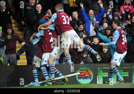 Charles n'Zogbia (à gauche) de Aston Villa célèbre ses équipes en deuxième position but du jeu avec les coéquipiers Banque D'Images