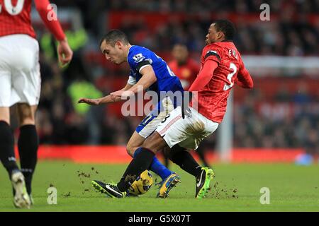 Football - Barclays Premier League - Manchester United / Everton - Old Trafford.Patrice Evra (à droite) de Manchester United et Leon Osman (à gauche) d'Everton se battent pour le ballon Banque D'Images