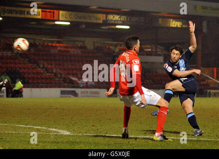 Football - npower football League One - Crewe Alexandra / AFC Bournemouth - Gresty Road.Harry Arter de Bournemouth (à droite) a un coup de feu sur la cible après Crewe Alexandra Gregor Robertson (à gauche) Banque D'Images