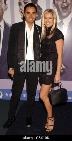 Trey Farley et Katy Hill, présentateurs de la télévision, arrivent pour une projection de gala de la « High Society » à l'Odeon West End à Londres. Banque D'Images