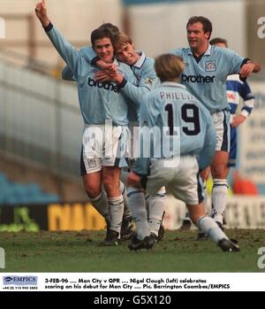 3-FÉV-96 .... Manchester City / Queens Park Rangers .... Nigel Clough (à gauche) célèbre ses débuts à Manchester City Banque D'Images