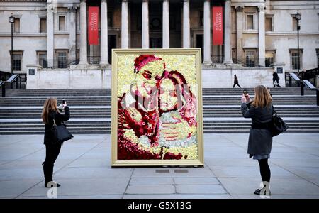 Vainqueur de RHS Chelsea, Joseph Massie présente aujourd'hui le portrait floral du duc et de la duchesse de Cambridge à Trafalgar Square, à Londres. Banque D'Images