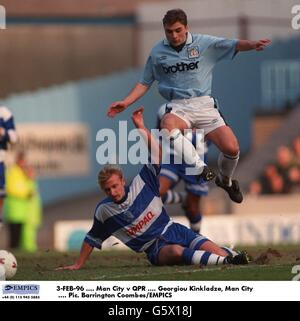 3-FEB-96, Manchester City v Queens Park Rangers, Georgiou Kinkladze, Manchester City, saute au-dessus de Ian Holloway de QPR Banque D'Images