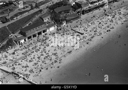 Plages et promenade bondées à Southend-on-Sea le lundi de vacances de printemps. Banque D'Images