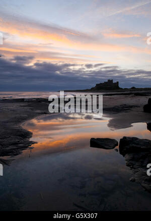 PHOTO AUTONOME. Lever de soleil sur le château de Bamburgh, Northumberland. APPUYEZ SUR ASSOCIATION photo. Date de la photo: Samedi 16 février 2013. Le crédit photo devrait se lire comme suit : Tom White/PA Wire Banque D'Images