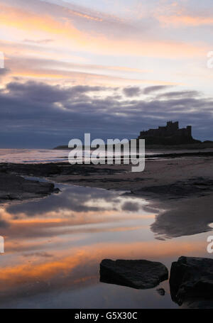 PHOTO AUTONOME.Lever de soleil sur le château de Bamburgh, Northumberland. Banque D'Images