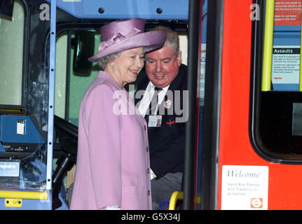 La reine Elizabeth II de Grande-Bretagne parle avec le chauffeur de bus Tony Farrell alors qu'elle regarde autour d'un bus à impériale dans le garage d'autobus de Willesden, dans le nord de Londres. La Reine a vu le garage parce qu'elle célèbre son centenaire. *... ayant été construit en 1902 pour les bus à cheval, et aussi parce qu'elle voulait remercier en personne les conducteurs qui ont abandonné leur week-end pour transporter des passagers aux célébrations du jubilé dans le centre de Londres. Banque D'Images