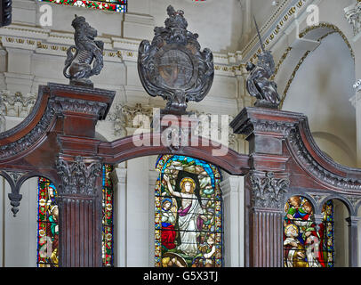 Eglise St Peter Cornhill, dans la ville de Londres ; l'écran détail du lion et de la licorne et de Stuart Armoiries royales Banque D'Images