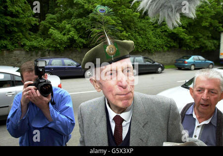 Sir John Leslie, parle aux médias en attente devant les portes du château Leslie dans le comté de Monaghan, Rép. D'Irlande, où l'ancien Beatle Paul McCartney aurait épousé Heather Mills. * ... Mais Sir Paul a laissé les médias deviner, refusant de nommer le lieu et la date. Certains rapports ont suggéré que le mariage pourrait avoir lieu la semaine prochaine, d'autres chroniqueurs croient que l'événement pourrait se tenir en Amérique. Banque D'Images