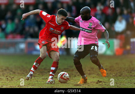 Jamie Paterson de Walsall est contesté par Jamal Campbell-Ryce (à droite) du comté de Notts lors du match de npower football League One au stade Banks, Walsall. Banque D'Images