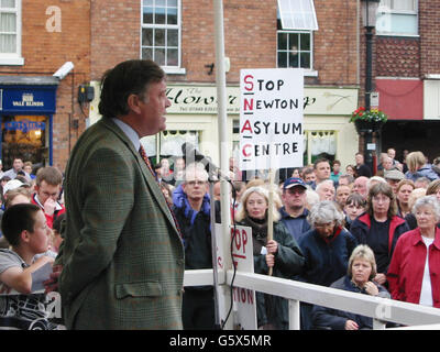 Le député conservateur local Ken Clarke s'adresse à plus de 1,500 personnes qui se rassemblent dans la petite ville marchande de Bingham, dans le Notinghamshire, pour protester contre les projets de construction d'un centre de réfugiés à proximité. Le plus grand rassemblement de Bingham a vu en plus de quatre ans, selon la police locale, des habitants de villages isolés se sont réunis pour manifester contre le projet du gouvernement de convertir une ancienne base de la RAF à Newton en un camp de demandeurs d'asile. Banque D'Images