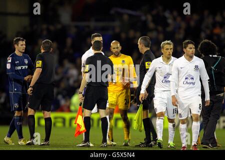 Soccer - FA Cup - Cinquième tour - Oldham Athletic v Everton - Boundary Park.Les joueurs d'athlétisme d'Everton et d'Oldham se secouent la main avec les officiels après le coup de sifflet final Banque D'Images