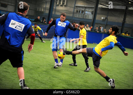 Les joueurs de positive futures 2 (bleu) se battent avec Fishwick Rangers lors de la finale du premier festival StreetGames football pools Fives à Manchester. Banque D'Images