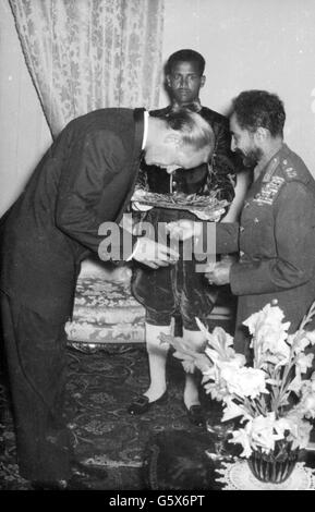 Haile Selassie I, 23.7.1892 - 27.8.1975, Empereur d'Ethiopie 2.11.1930 - 12-9.1974, présentant une médaille à un diplomate occidental, vers 1960, Banque D'Images