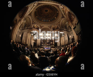 NOTE: PHOTO PRISE AVEC UNE LENTILLE FISHEYE le panel d'invités (de gauche à droite) le Rév Giles Fraser (qui a démissionné de son poste à St Paul en 2011); le politicien conservateur et ancien vice-premier ministre Lord Heseltine; Diane Abbott, députée travailliste de Hackney North et Stoke Newington; le président David Dimbleby; Le député libéral démocrate de Twickenham et le secrétaire d'entreprise Vince Cable and Mail ont posé dimanche le chroniqueur Peter Hitchens lors d'une question d'échauffement avant l'enregistrement du programme de débat politique de BBC One, question Time, organisé à la cathédrale Saint-Paul de Londres pour la première fois dans le programme Banque D'Images