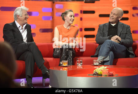 (G-D) Richard Gere, Saoirse Ronan et John Malkovich pendant le tournage du Graham Norton Show aux studios de Londres. Banque D'Images