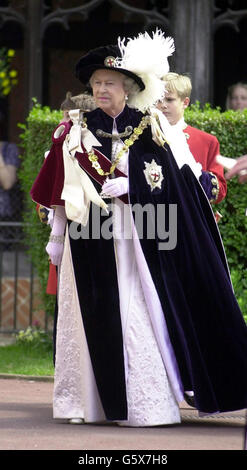 La reine Elizabeth II marche en procession jusqu'à la chapelle Saint-Georges. Windsor, pour assister à la cérémonie de l'ordre du Garter, où elle a installé son second cousin, le roi Harald de Norvège, comme Chevalier du Garter. * l'ordre du Garter est le plus ancien et le plus ancien ordre britannique de Chivalry et a été fondé par Edward III en 1348. L'ordre, composé du Roi et de vingt-cinq chevaliers, était destiné par Edward III à être réservé comme la plus haute récompense pour la loyauté et pour le mérite militaire. Banque D'Images