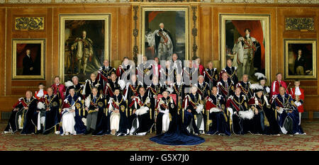 La reine Elizabeth II et le duc d'Édimbourg s'assoient avec les Chevaliers et les dames du Garter dans la salle Waterloo du château de Windsor avant un service de Garter à la chapelle Saint-Georges dans le parc du château. * les Chevaliers et les Dames, avec les officiers de l'ordre le plus noble du Garter, sont, de gauche à droite: Le duc de Grafton, le roi d'Espagne, la reine du Danemark, le duc de Gloucester, la princesse royale, le duc d'Édimbourg, la reine, le prince de Galles, le duc de Kent, le grand duc Jean de Luxembourg, la reine des pays-Bas, le roi de Norvège. Deuxième rangée : page d'honneur Banque D'Images