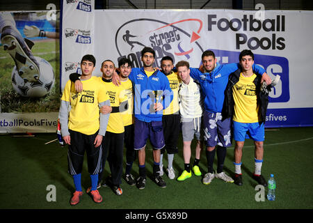 Les joueurs de Fishwick Rangers à Preston célèbrent la victoire du premier festival StreetGames football pools Fives à Manchester. Banque D'Images