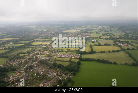 Une vue aérienne des champs et des maisons sur l'approche à l'aéroport de Gatwick, Londres Banque D'Images