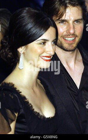 L'acteur AMÉRICAIN Tom Cruise et son partenaire l'actrice Penelope Cruz arrivent pour la première de son dernier film 'Minority Report' au théâtre Ziegfield à New York. * 10/01/03 la star hollywoodienne Penelope Cruz laisse un terrier embarrassant dans une nouvelle publicité pour Coca-Cola visant à aider la boisson à retrouver son fizz avec les consommateurs. Tom Cruise, le petit ami de l'actrice, a contribué à diriger la publicité, qui fait partie d'une campagne de plusieurs millions de livres pour dépeindre Coke comme « naturel et pertinent ». Cruz, 28 ans, se voit dégourmer une bouteille de boisson non alcoolisée devant un restaurant rempli d'hommes avant accidentellement Banque D'Images