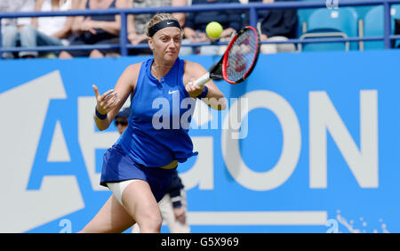 Utilisation éditoriale - Petra Kvitova seulement de la République Tchèque joue un coup contre Timea Babos de la Hongrie à l'Aegon le tournoi international de tennis du Devonshire Park à Eastbourne. Le 21 juin 2016. Simon Dack / Images téléobjectif Banque D'Images