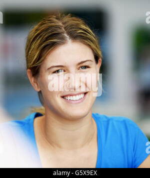 Eugénie Bouchard du Canada ressemble à l'ambiance détendue Aegon le tournoi international de tennis du Devonshire Park à Eastbourne. Le 21 juin 2016. Simon Dack / Images téléobjectif Banque D'Images