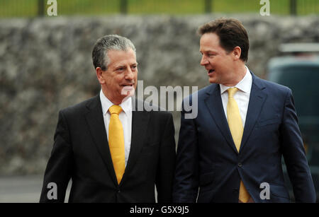 Nick Clegg, le dirigeant libéral démocrate, félicite Mike Thornton pour avoir remporté l'élection partielle d'Eastleigh ce matin, lors d'un tour du terrain à l'Ageas Bowl, où se trouve le Hampshire Cricket Club. Banque D'Images