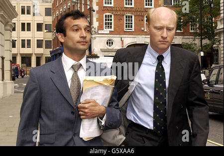 L'avocat Marcus von Bock und Polach (à droite), 37 ans, des jardins Aberdare, Hampstead, dans le nord de Londres, avec un homme non identifié quitte Bow Street Magistrate court, Londres. * l'avocat britannique a été accusé de voler 141,510 dollars ( 94,000) d'Enron Power Operations Ltd entre mars 30 et novembre 28 l'année dernière. Il a également été accusé du vol de 287,374.47 d'Enron Capital and Trade Resources International Corporation entre le 31 décembre de l'année dernière et le 21 mai de cette année. De plus, von Bock est confronté à trois comptes de fausse comptabilité. Banque D'Images