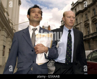 L'avocat Marcus von Bock und Polach (à droite), 37 ans, des jardins Aberdare, Hampstead, dans le nord de Londres, avec un homme non identifié quitte Bow Street Magistrate court, Londres. * l'avocat britannique a été accusé de voler 141,510 dollars ( 94,000) d'Enron Power Operations Ltd entre mars 30 et novembre 28 l'année dernière. Il a également été accusé du vol de 287,374.47 de Enron Capital and Trade Resources International Corporation entre le 31 décembre de l'année dernière et le 21 mai de cette année. De plus, von Bock est confronté à trois comptes de fausse comptabilité. Banque D'Images