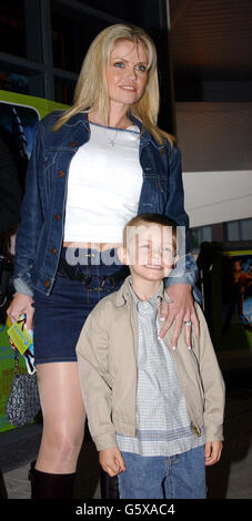 L'actrice Danniella Westbrook avec son fils Kai arrivant au Warner Village Cinema, Islington, dans le nord de Londres pour le gala de Scooby Doo au Royaume-Uni. Banque D'Images