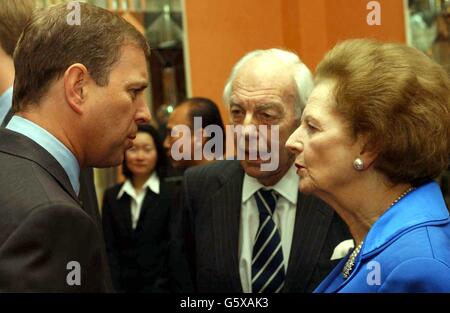 Le duc d'York (à gauche) accueille l'ancienne première ministre Margaret Thatcher et son mari Denis lors du lancement du « Hong Kong in London Festival » à l'hôtel Claridges, dans le centre de Londres. * le festival de trois mois marquant cinq ans depuis la remise, dépeignera les nombreux aspects de la vie et des affaires de ce qui est devenu connu comme la "clé d'or à la Chine". Banque D'Images