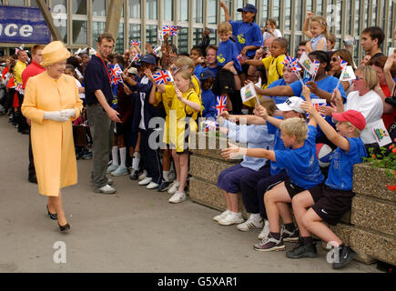 La reine Elizabeth II de Grande-Bretagne avec des enfants représentant les 33 arrondissements de Londres participant aux mini-jeux de Londres Heathrow pour les enfants de l'école primaire, une partie des Jeux de la jeunesse a commencé en 1977 pour célébrer le Jubilé d'argent de la Reine, lors de sa visite du Jubilé d'or dans le sud de Londres. Banque D'Images