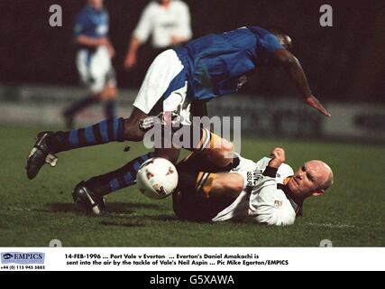 14-FÉV-1996. Port Vale et Everton. Daniel Amokachi d'Everton est envoyé voler par l'attaque de Neil Aspin de Vale Banque D'Images