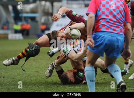 Adam O'Brien, de Bradford Bulls, force son chemin à tenter sa chance lors du match de la Super League au stade John Smith, Huddersfield. Banque D'Images