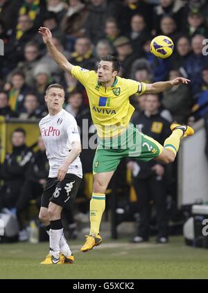 Football - Barclays Premier League - Norwich City / Fulham - Carrow Road.Damien Duff de Fulham (à gauche) et Russell Martin de Norwich City (à droite) en action Banque D'Images