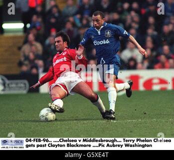 04-FÉV-96. .. Chelsea et Middlesbrough. Terry Phelan Chelsea passe devant Clayton Blackmore Banque D'Images